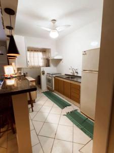 A cozinha ou cozinha compacta de Apto Verona Enseada Guarujá