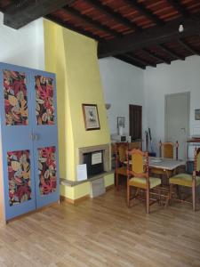 un soggiorno con tavolo e camino di Apartment Benjamin a Chieri