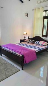 Een bed of bedden in een kamer bij Catherine Villa in Ja Ela near Colombo Airport Expressway Exit
