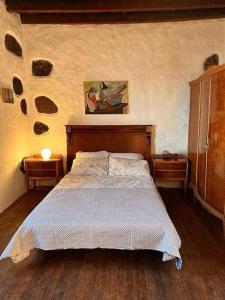 เตียงในห้องที่ Casa Poesía de El Hierro, situada en el centro de El Pinar