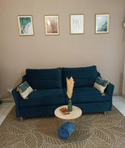 um sofá azul numa sala de estar com uma mesa em Kedge 9 - proche centre, tram & universités em Talence