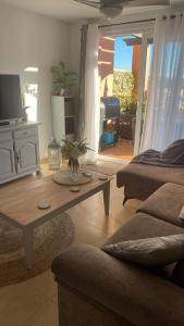 een woonkamer met een bank en een salontafel bij Casa Paradise, Apartment in Torre-Pacheco