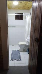 un baño con inodoro y ducha en Jungle House, en São Miguel do Gostoso