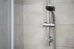 eine Dusche mit Duschkopf im Bad in der Unterkunft Terrace 27 in Bozen