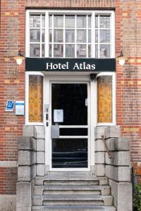 アムステルダムにあるホテル アトラス フォンデルパークの建物正面のホテルアトラスサイン