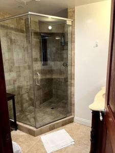 W łazience znajduje się prysznic ze szklanymi drzwiami. w obiekcie Holiday at Halliday w Los Angeles