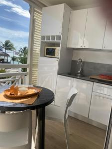 Cucina o angolo cottura di Diamantchery - Vue mer avec Deck privatif