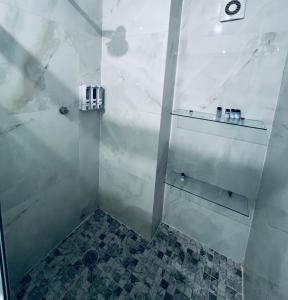 uma casa de banho com um chuveiro e uma porta de vidro em Departamento ejecutivo nuevo em Ciudad Obregón