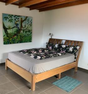 Un pat sau paturi într-o cameră la Casa Alemán