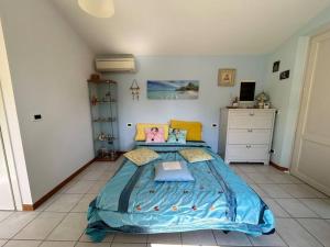 een slaapkamer met een bed met een blauw dekbed bij [Piscina Privata] Tiger Home, Toscana in Capannori