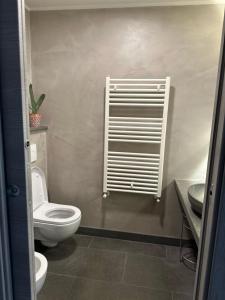 IL GIARDINETTO DI ELELU’ في أورفييتو: حمام به مرحاض أبيض ومغسلة