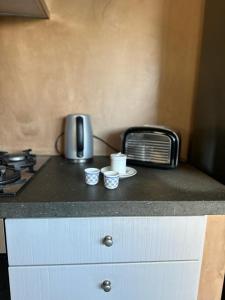 Kahvin ja teen valmistusvälineet majoituspaikassa IL GIARDINETTO DI ELELU’