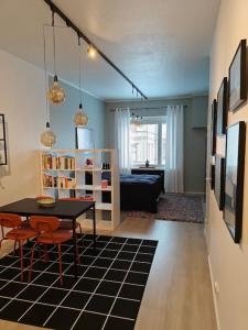 uma sala de estar com uma mesa e um sofá em Brooms - Newly renovated central studio apartment em Pietarsaari
