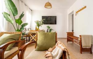 - un salon avec des chaises en osier et une table dans l'établissement 2 BR APT WITH BALCONY IN ESTEPONA CITY CENTRE, à Estepona