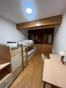 a small room with a bunk bed and a table at SAPORO ELITE in Sierra Nevada
