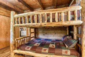 セバービルにあるSmoky Mountains FamiLee Cabin in Wears Valley 2/2のキャビン内の二段ベッド1台が備わるベッドルーム1室を利用します。 +30枚の写真