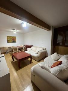 Sala de estar con 2 sofás y mesa en SAPORO ELITE, en Sierra Nevada