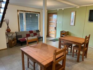 纳塔列斯港Terra Hostal的客厅配有两张桌子和一张沙发