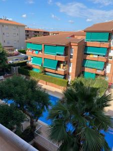 an apartment building with a pool in front of it at Apartamento acogedor in El Vendrell