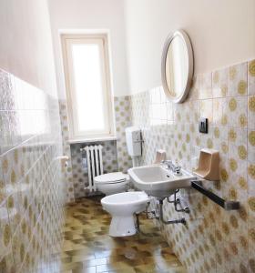 a bathroom with a toilet and a sink and a mirror at Appartamento vacanze da Paola in Roccabruna