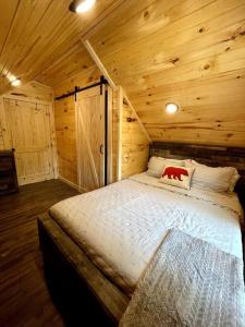 Hidden 3BR Cabin in the Heart of Red River Gorge! tesisinde bir odada yatak veya yataklar