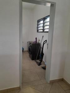 a hallway with a washing machine in a room at Villa en résidence à Malibé Libreville in Libreville