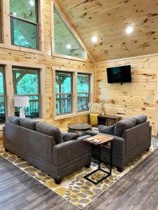 sala de estar con 2 sofás y TV de pantalla plana en Hidden 3BR Cabin in the Heart of Red River Gorge!, en Campton
