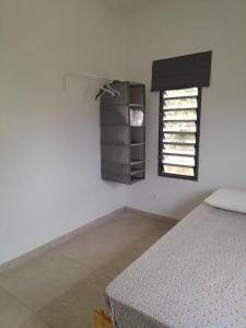 - une chambre avec un lit et une fenêtre dans l'établissement Villa en résidence à Malibé Libreville, à Libreville