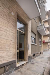 wejście do budynku z dużymi szklanymi drzwiami w obiekcie La Vie en Rose w mieście Cuneo
