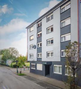un edificio de apartamentos al lado de una calle en Bed and Breakfast 33, en Duisburg