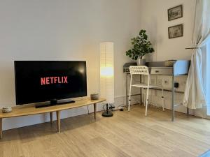 a living room with a television on a table at Kings Cross City Apartment in London