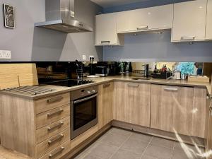 A kitchen or kitchenette at Kings Cross City Apartment