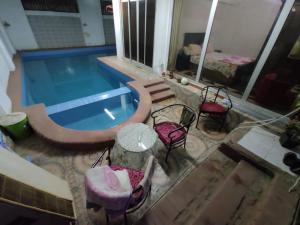 eine Aussicht über den Pool mit Stühlen und einem Tisch in der Unterkunft شقه شارع 204 in Kairo