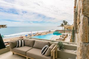 ein Wohnzimmer mit einem Sofa und Strandblick in der Unterkunft Carmensita in San José del Cabo