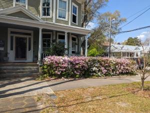 ein Haus mit rosa Blumen im Vorgarten in der Unterkunft The Craft House in Wilmington