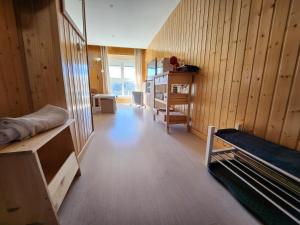 Zimmer mit Holzwänden und einem Zimmer mit Etagenbetten in der Unterkunft DÚPLEX CON VISTAS ZONA MEDIA in Sierra Nevada