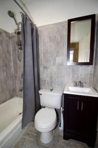 Vonios kambarys apgyvendinimo įstaigoje Tuk Ahoy - Indigo Suite (3A) with Shared Spaces
