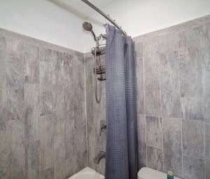 Vonios kambarys apgyvendinimo įstaigoje Tuk Ahoy - Indigo Suite (3A) with Shared Spaces