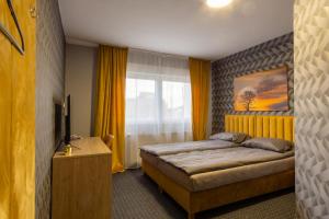 1 dormitorio con cama y ventana en Bed and Breakfast 33, en Duisburg