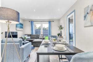 a living room with a table and chairs at MK 2-Bedroom Contractor's Gem, 5 beds, sleeps 6, free parking in Milton Keynes