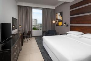 Four Points by Sheraton Lagosにあるテレビまたはエンターテインメントセンター