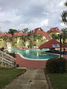 um resort com piscina e alguns edifícios em Mystic Ridge Paradise em Ocho Rios