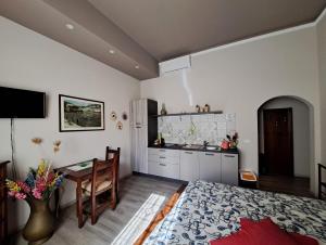 Habitación con cocina, mesa y cama en IL REGNO DI IOSE' en Campi Bisenzio
