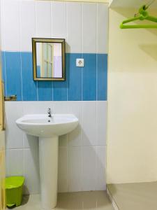 baño con lavabo y espejo en la pared en Constança Retreat, en Mindelo