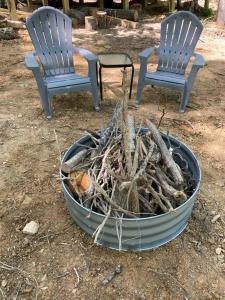 deux chaises et une plante en pot dans un pot avec une plante dans l'établissement Red River Gorge Couples and Climbing getaway in Prime Location!, à Campton