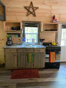 A cozinha ou cozinha compacta de Red River Gorge Couples and Climbing getaway in Prime Location!