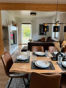 a wooden table with chairs and a dining room at Ferienhaus Seepark Kirchheim in Kirchheim