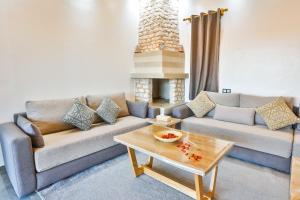 - un salon avec deux canapés et une table basse dans l'établissement Darcom, à Essaouira