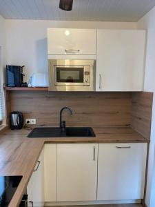 Η κουζίνα ή μικρή κουζίνα στο Ferienhaus Seepark Kirchheim +25 φωτογραφίες