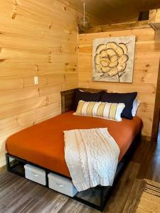 Postel nebo postele na pokoji v ubytování ML Red River Gorge-Couples & Climbing getaway